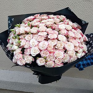 Букет из 31 ветки кустовой розы в оформлении, Caramel Flowers