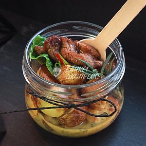 Мини-картофель с говяжьей вырезкой и горчичным соусом (5шт), Банкет Экспресс