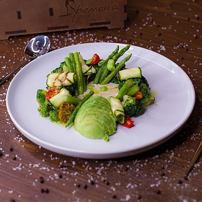 Заказать Зеленый салат с авокадо, брокколи и бобами эдамаме, Времена