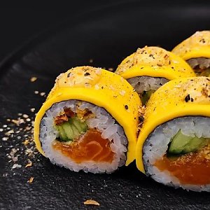 Ролл с копчёным лососем в чеддере, Oni Sushi