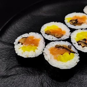 Ролл с копчёным лососем и такуаном, Oni Sushi