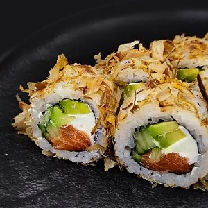 Ролл с лососем в стружке тунца, Oni Sushi