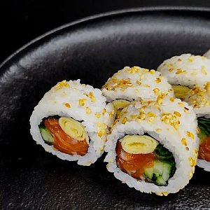 Ролл с блинчиком и лососем, Oni Sushi