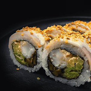 Ролл с опаленным беконом и креветкой, Oni Sushi