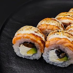 Ролл с опаленным лососем, авокадо и шиитаке, Oni Sushi