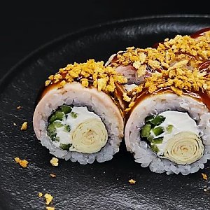 Ролл с опаленным беконом и блинчиком, Oni Sushi