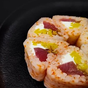 Ролл в рисовой бумаге с тунцом и такуаном, Oni Sushi