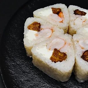 Ролл в рисовой бумаге с креветкой и вяленым бананом, Oni Sushi