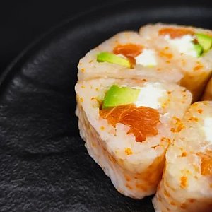 Ролл в рисовой бумаге с лососем и авокадо, Oni Sushi