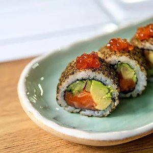 Ролл с лососем и икрой, Oni Sushi