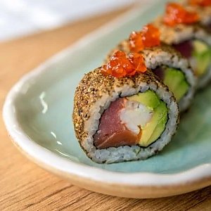 Ролл с копченым лососем, креветкой и тунцом, Oni Sushi
