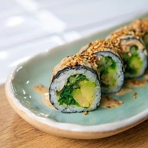 Ролл с огурцом, чукой и авокадо, Oni Sushi