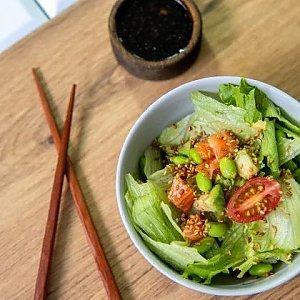 Салат с лососем, Oni Sushi
