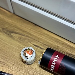 Ролл с копченым лососем и шиитаке в тубе, Oni Sushi