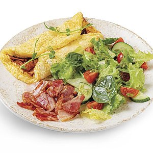 Омлет с салатом и беконом, CAFE GARAGE - Гродно