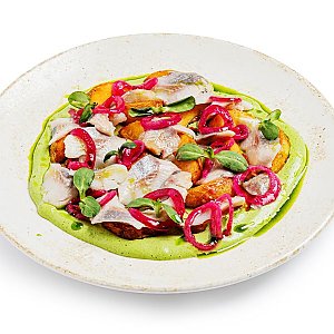 Сельдь с печеным картофелем, малиновым луком и провисной сметаной, CAFE GARAGE - Минск