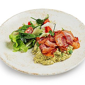 Скрэмбл с беконом и салатом, CAFE GARAGE - Гомель