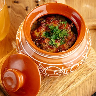 Заказать Томленая свинина с картофелем в горшочке под сырной корочкой, ДраникЪ