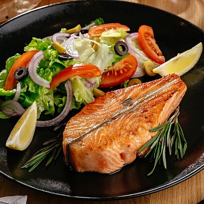 Заказать Стейк из семги с микс салатом и лимонно-оливковой заправкой, ДраникЪ