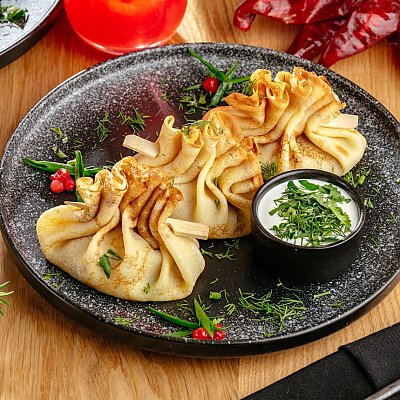 Заказать Тонкие блинчики со свининой, томленой в печи с фирменным соусом, ДраникЪ