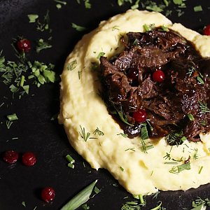 Говяжьи щечки под соусом Демигляс на подушке из картофельного пюре, ДраникЪ
