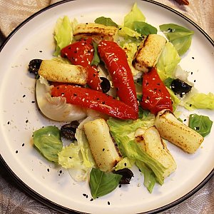 Салат с жареным сулугуни, перцем, мятой и базиликом, ДраникЪ