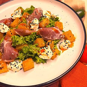 Салат с печеной тыквой и вяленым окороком, ДраникЪ