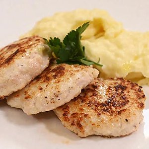 Куриные биточки в сливках с картофельным пюре, ДраникЪ