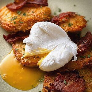 Драники с беконом и яйцом пашот, ДраникЪ
