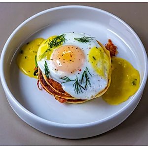 Панкейки-суфле с беконом, яйцом, сыром чеддер в соусе голландез, Токио