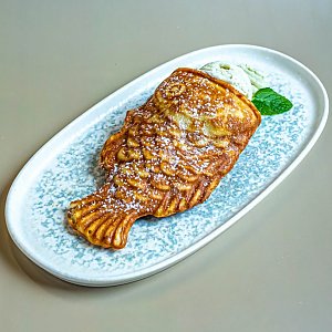 Японская рыбка Тайяки с нутеллой, бананом и мороженым, Токио