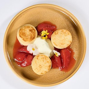 Сырники с лаймовой сметаной и клубничным кули, Токио