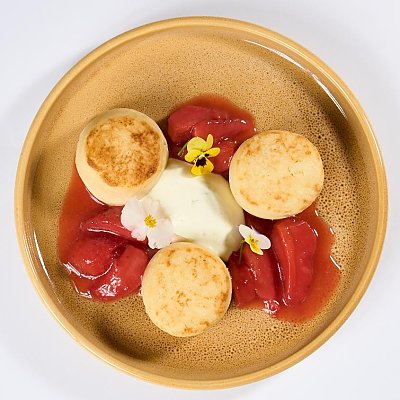 Заказать Сырники с лаймовой сметаной и клубничным кули, Токио