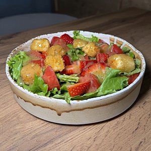 Салат с клубникой и камамбером, Токио