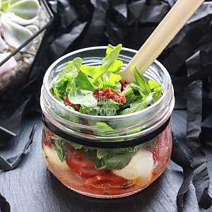 Салат с моцареллой, рукколой и печеными томатами, Bulbash FOOD