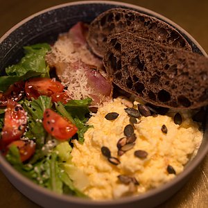 Скрэмбл с пармезаном и хрустящим беконом, Джезва