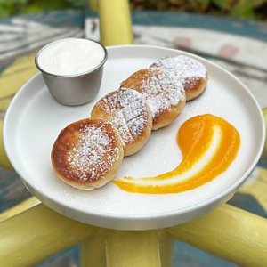 Сырники со сметаной и джемом, Тэмпл