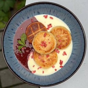 Сырники с клубничным соусом и ванильным кремом, Тэмпл