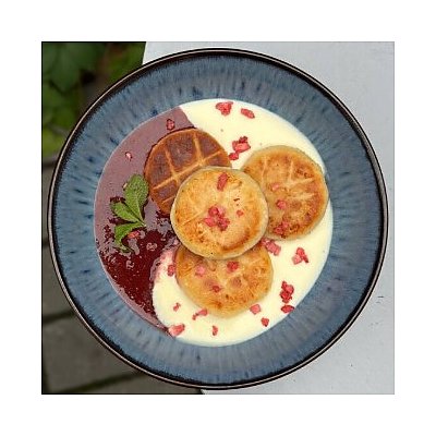 Заказать Сырники с клубничным соусом и ванильным кремом, Тэмпл