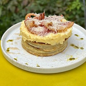 Панкейки со скрэмблом, беконом и кленовым сиропом, Тэмпл