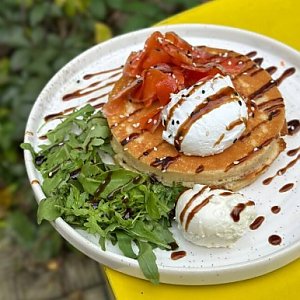 Панкейки с лососем, крем-чизом и яйцом Пашот, Тэмпл