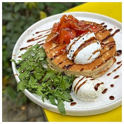 Заказать Панкейки с лососем, крем-чизом и яйцом Пашот, Тэмпл