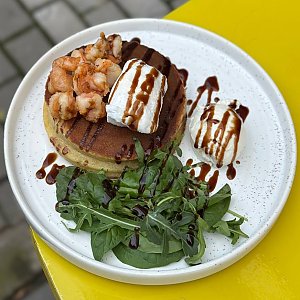 Панкейки с креветкой, крем-чизом и яйцом Пашот, Тэмпл