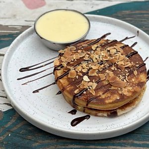 Панкейки с ванильным соусом и шоколадом, Тэмпл