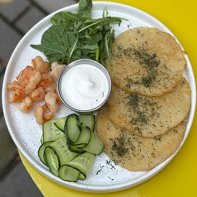 Заказать Драники с креветкой, зеленью, огурцом и сметаной, Тэмпл