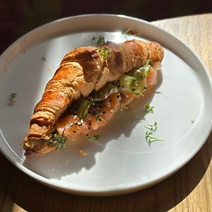 Круассан с лососем, творожным сыром и маринованным огурцом, Тэмпл