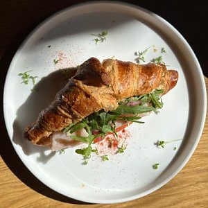 Круассан с ветчиной, помидором кремчизом и соусом Голландез, Тэмпл
