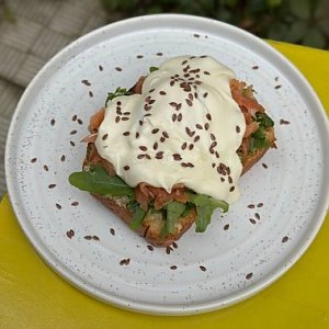 Френч-тост Бенедикт с лососем, Тэмпл