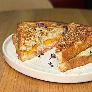 Френч-тост с ветчиной, фирменным соусом Тартар и сыром Чеддер, Тэмпл