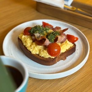 Френч-тост со скрэмблом, жареным беконом, сыром Моцарелла, песто и соусом Голландез, Тэмпл